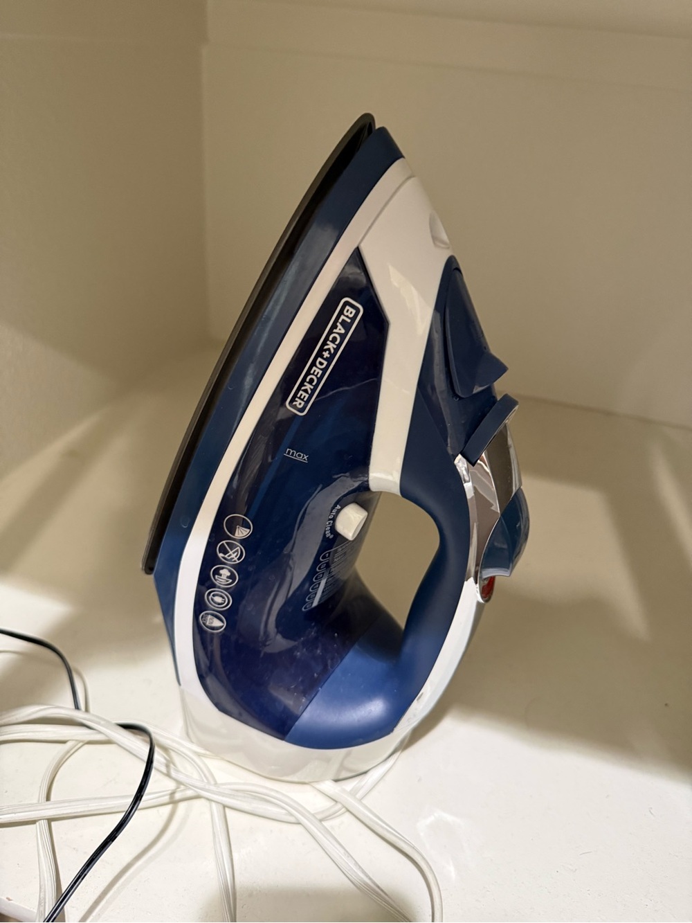 Black & Decker Navy Blue and White Steam Iron